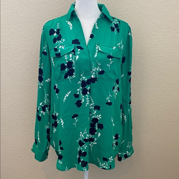 Ann Taylor Green Floral Blouse. Navy and white pattern. Size S. Collared, v-neck - Picture 3 of 12